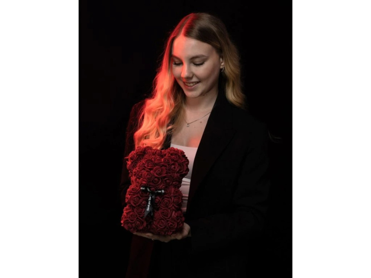 Medvídárek Simple medvídek z růží 25cm - tmavě červený