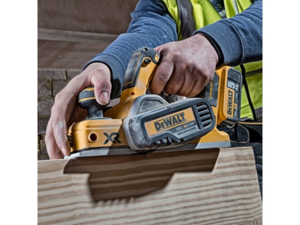 DCP580P2 DEWALT AKU BEZUHLÍKOVÝ HOBLÍK 18VOLT, 2X5,0AH BATERIE XR LI-ION, 82mm, 0-2mm UBĚR, V KUFRU T-STAK