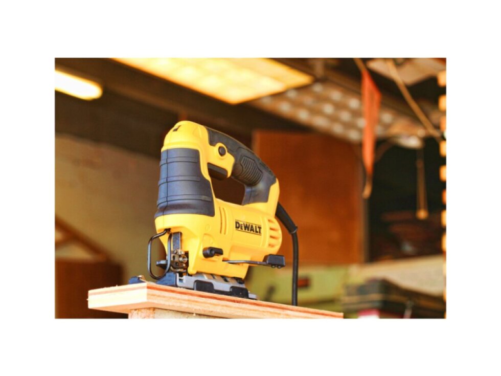 DWE349 DEWALT PŘÍMOČARÁ PILA 650W