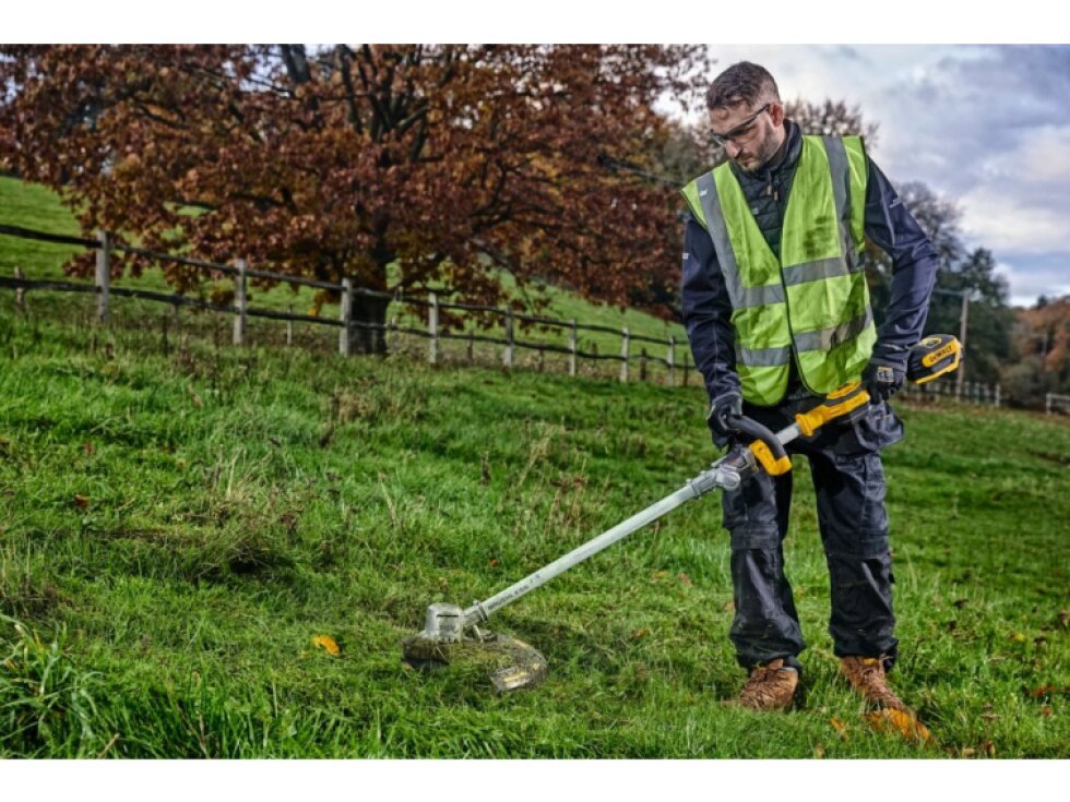 DCMST561P1 DEWALT 18V AKU BEZUHLÍKOVÁ STRUNOVÁ SEKAČKA SE SKLÁDACÍ RUKOJETÍ, 1 X 5,0 AH, NABÍJEČKA