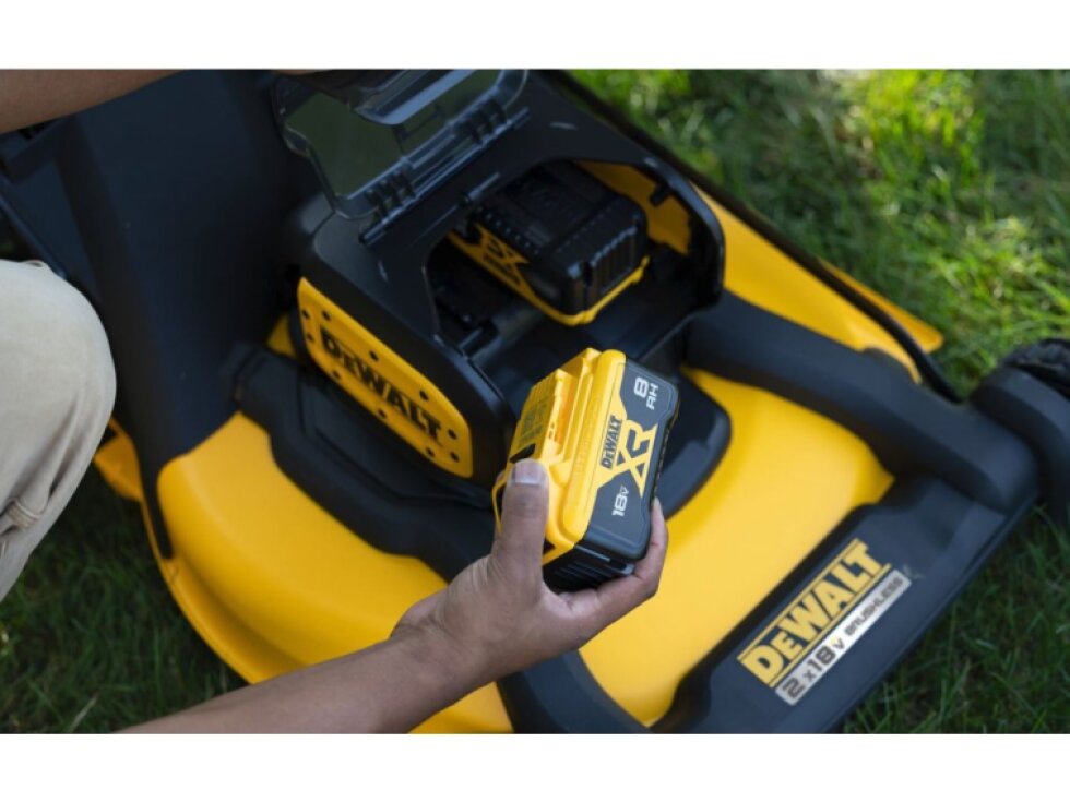 DCMWP134W2 DEWALT AKU 18V BEZUHLÍKOVÁ SEKAČKA NA TRÁVU, 2 X 8,0 AH BATERIE, NABÍJEČKA