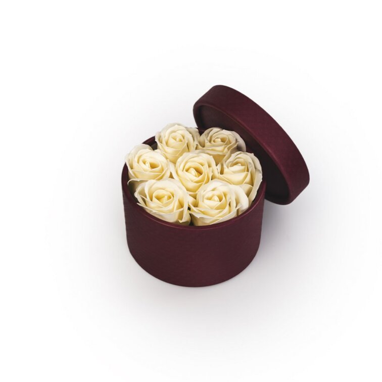 Mýdlové růže v bordó flower boxu - krémové růže
