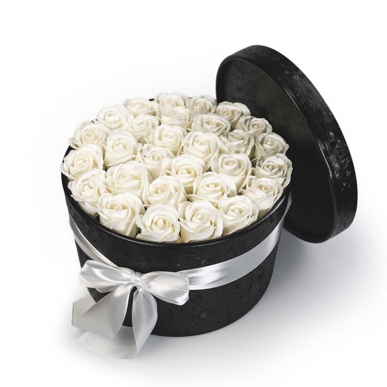 Bílé mýdlové růže v černém flower boxu - 29 růží