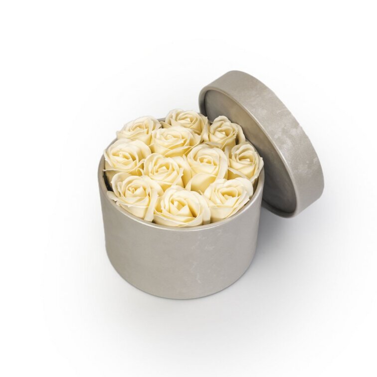 Mýdlové růže ve stříbrném flower boxu - krémové růže