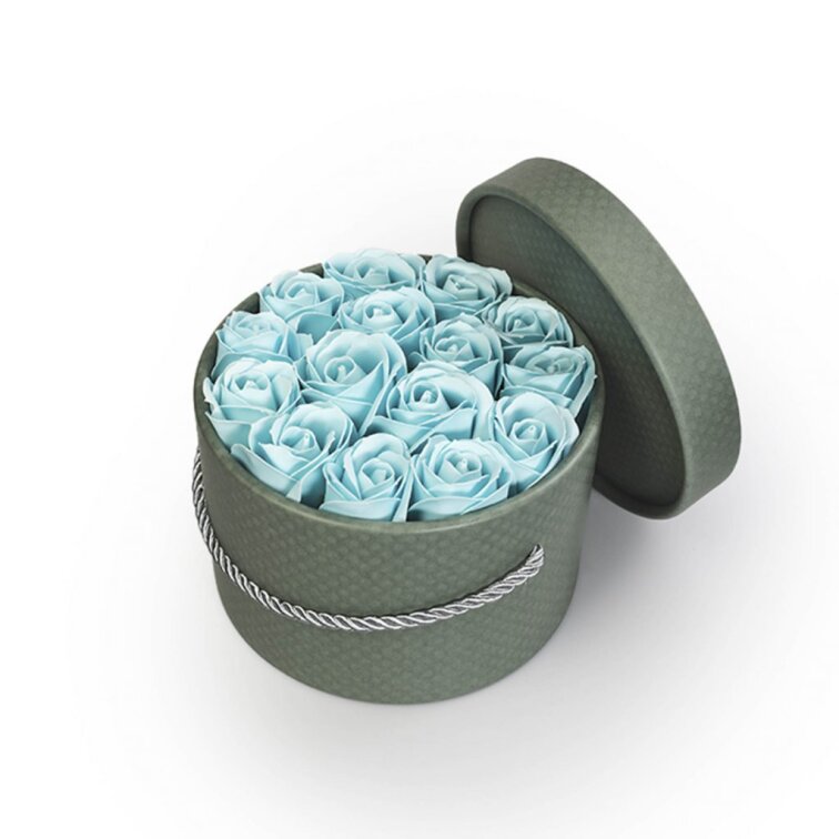 Mýdlové růže ve flower boxu khaki - pastelově modré růže