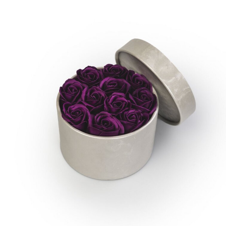 Mýdlové růže ve stříbrném flower boxu - tmavě fialové růže