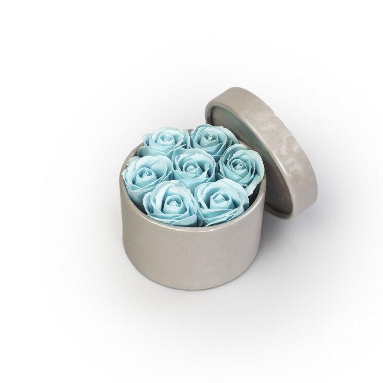 Mýdlové růže ve stříbrném flower boxu - pastelově modré růže