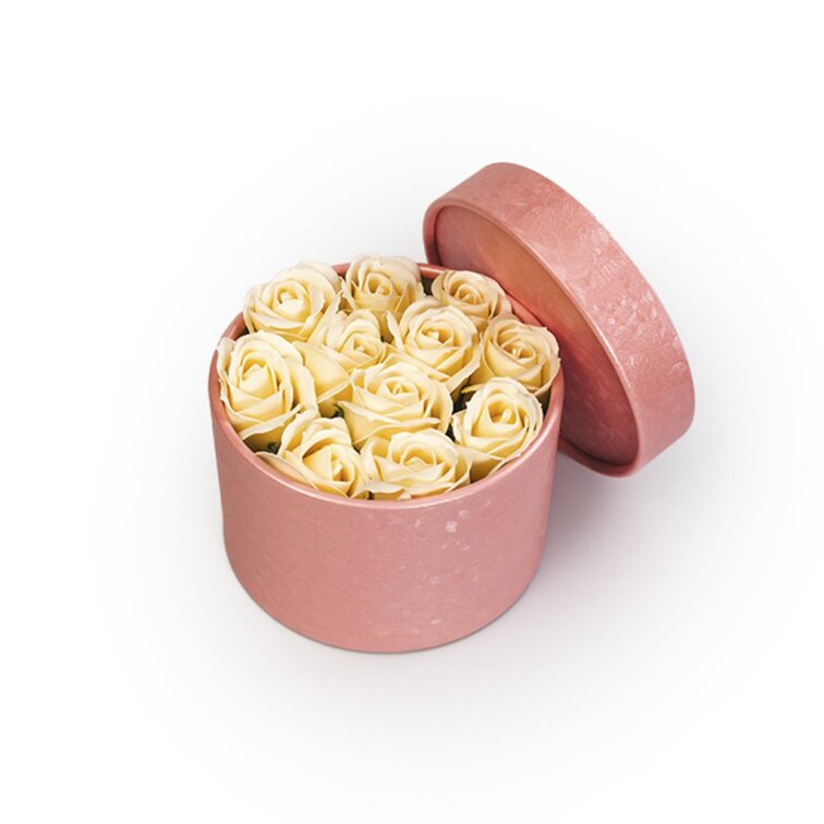 Mýdlové růže v růžovém flower boxu - krémové růže
