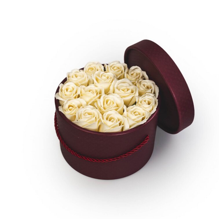 Mýdlové růže v bordó flower boxu - krémové růže