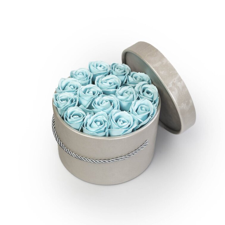 Mýdlové růže ve stříbrném flower boxu - pastelově modré růže
