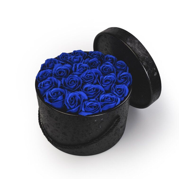 Mýdlové růže ve flower boxu černém - královsky modré růže