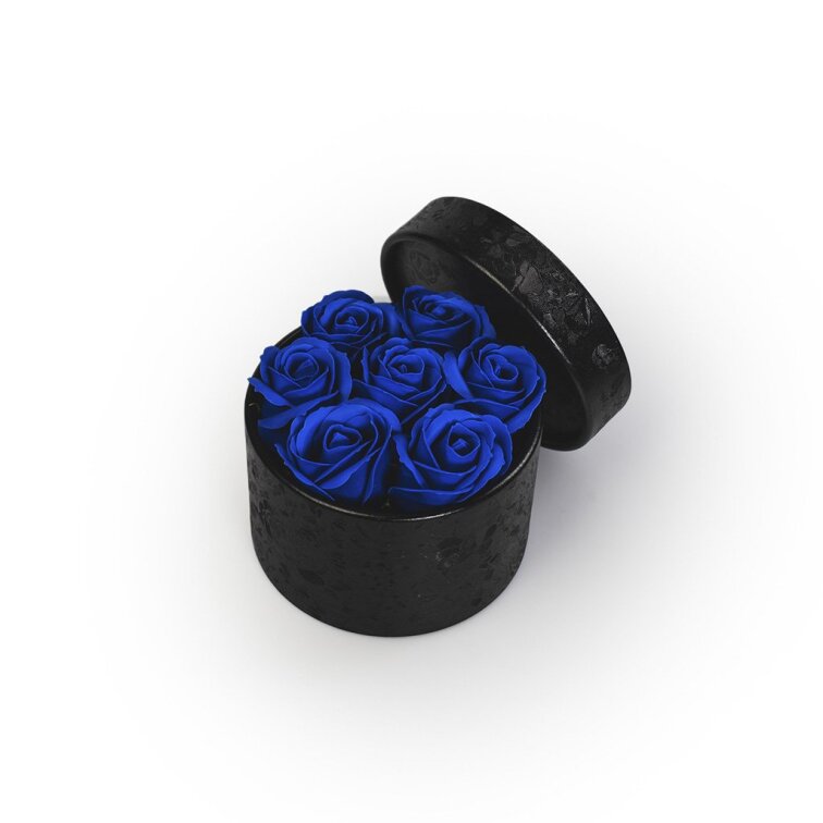 Mýdlové růže ve flower boxu černém - královsky modré růže