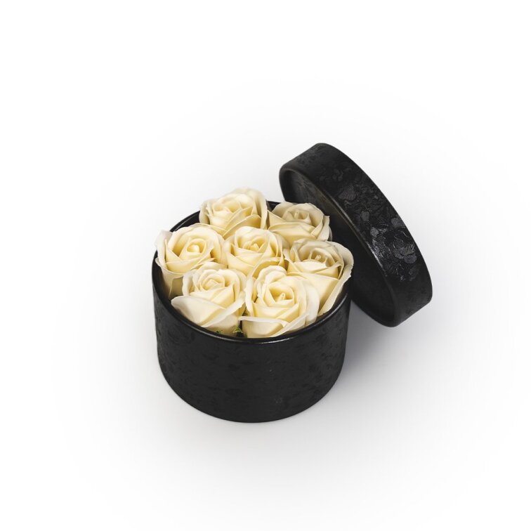 Mýdlové růže ve flower boxu černém - krémové růže