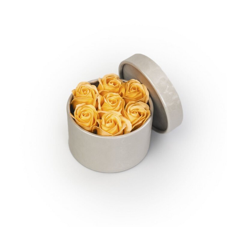 Mýdlové růže ve stříbrném flower boxu - broskvové růže
