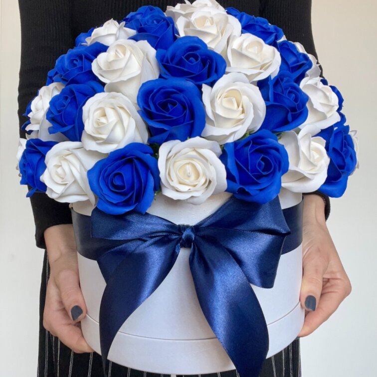 Flower box mýdlových růží - královsky modré / bílé DELUXE - 65 až 71 růží
