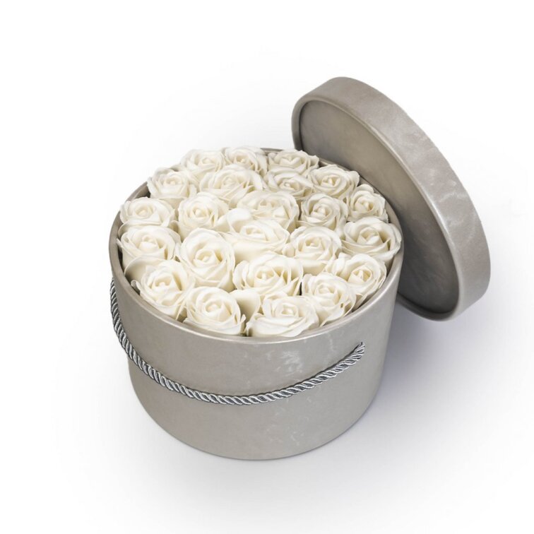 Mýdlové růže ve stříbrném flower boxu - bílé růže