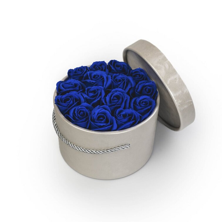 Mýdlové růže ve stříbrném flower boxu - královsky modré růže