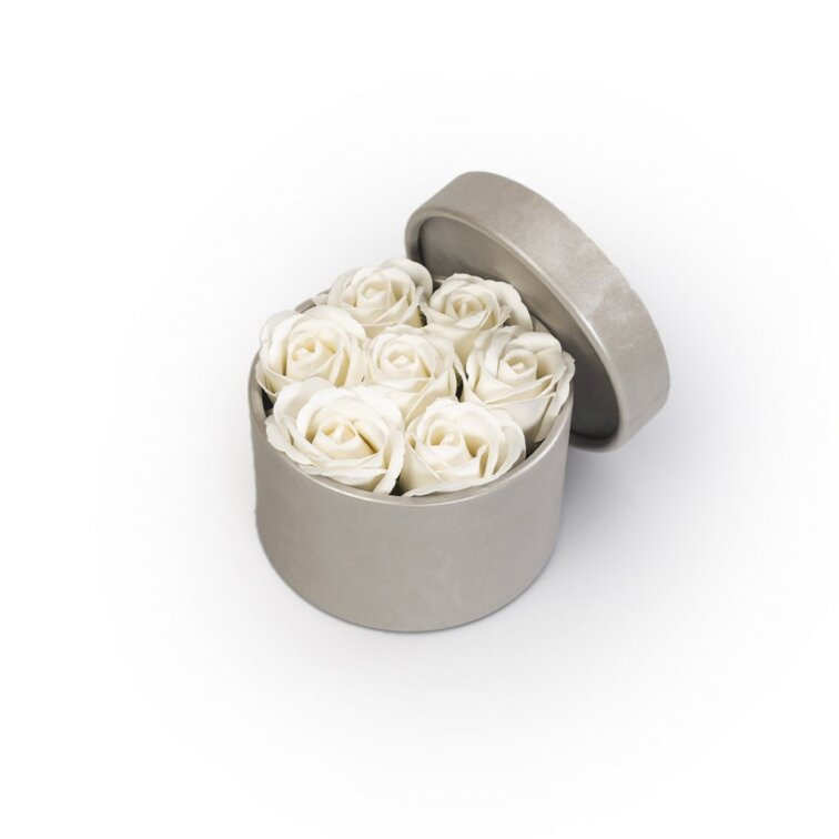 Mýdlové růže ve stříbrném flower boxu - bílé růže