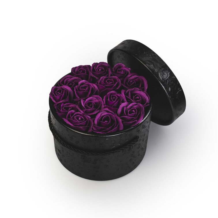 Mýdlové růže v černém flower boxu - tmavě fialové růže