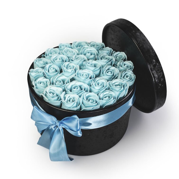 Pastelově modré mýdlové růže v černém flower boxu - 29 růží