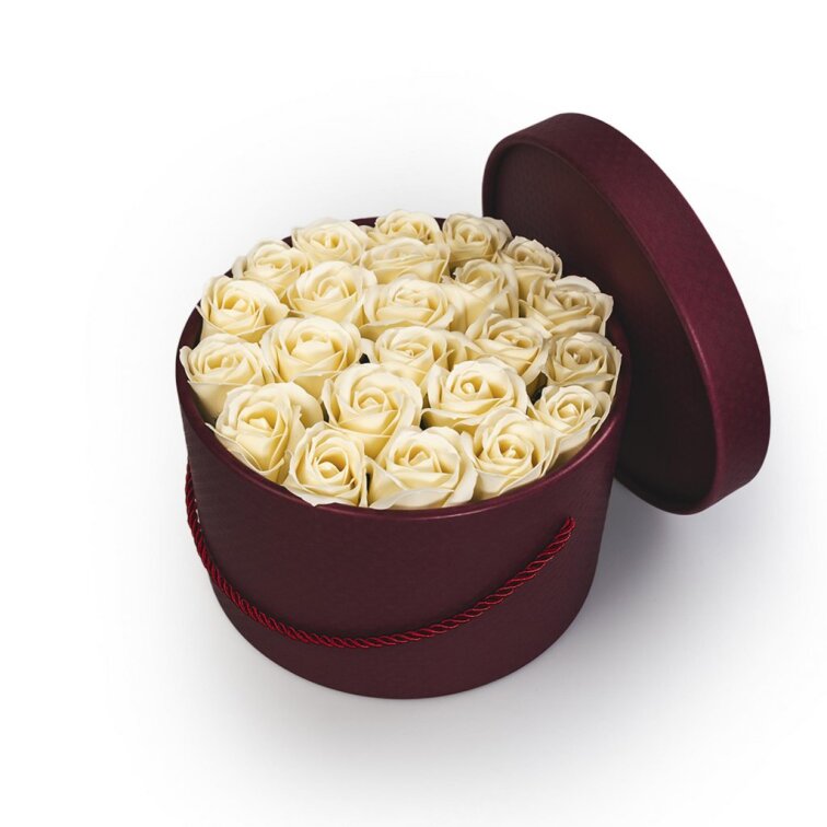 Mýdlové růže v bordó flower boxu - krémové růže