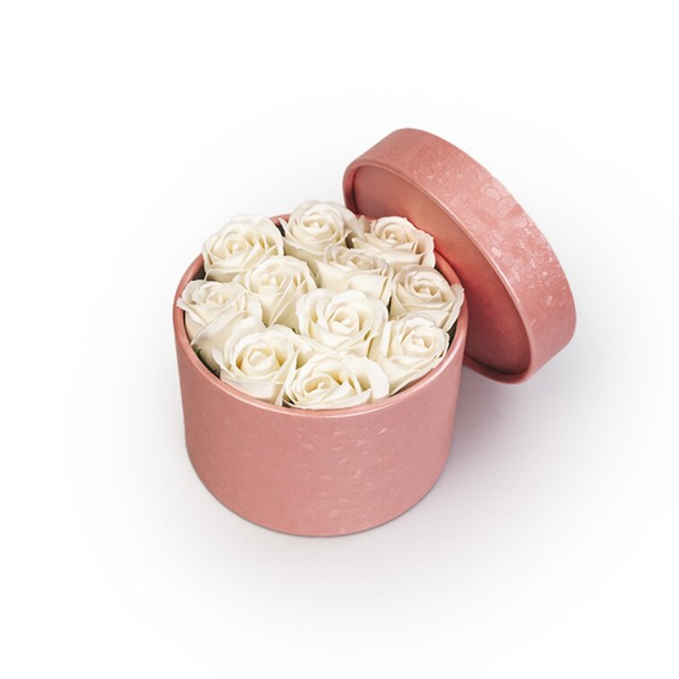 Mýdlové růže v růžovém flower boxu - bílé růže