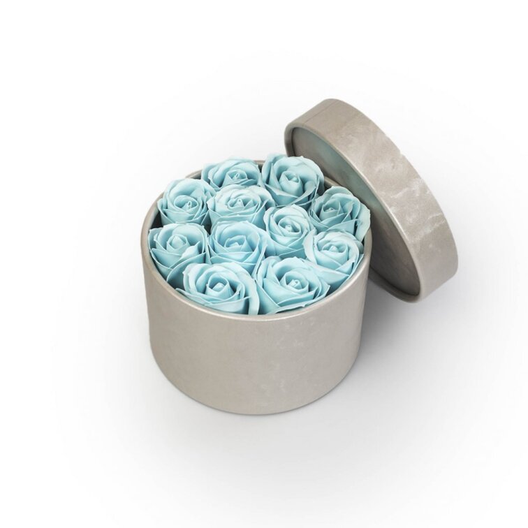 Mýdlové růže ve stříbrném flower boxu - pastelově modré růže