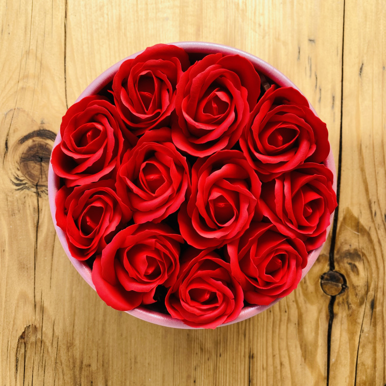 Mýdlové růže ve flower boxu khaki - bílé růže