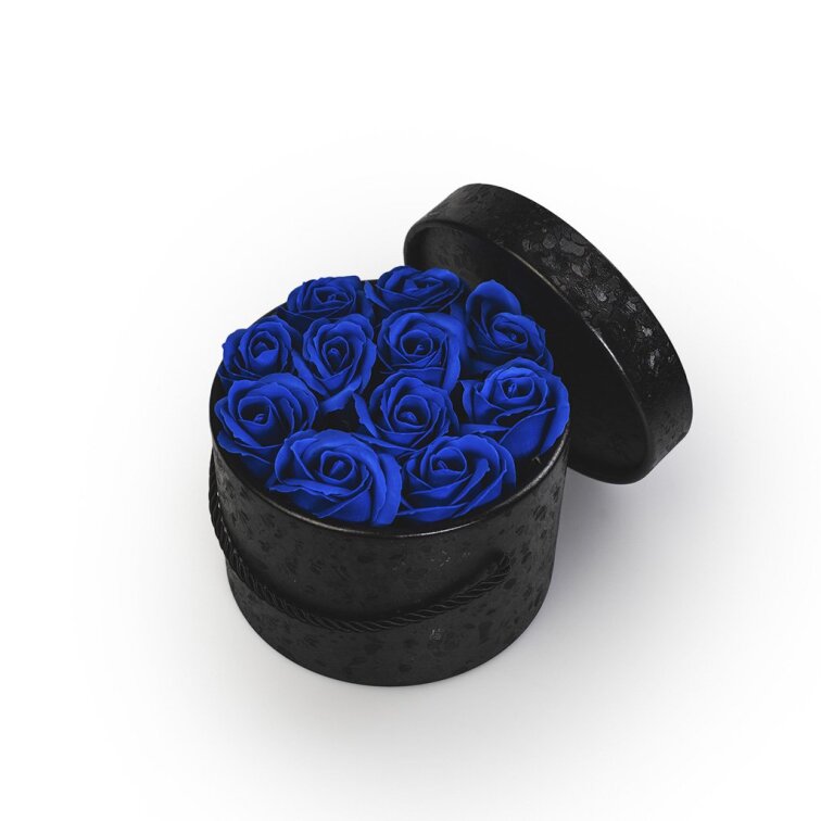 Mýdlové růže ve flower boxu černém - královsky modré růže