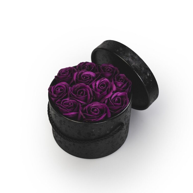 Mýdlové růže v černém flower boxu - tmavě fialové růže