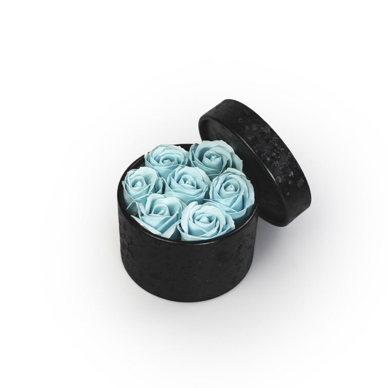 Mýdlové růže ve flower boxu černém - pastelově modré růže