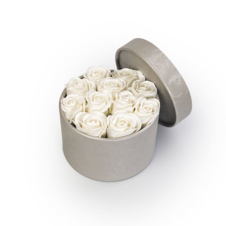 Mýdlové růže ve stříbrném flower boxu - bílé růže