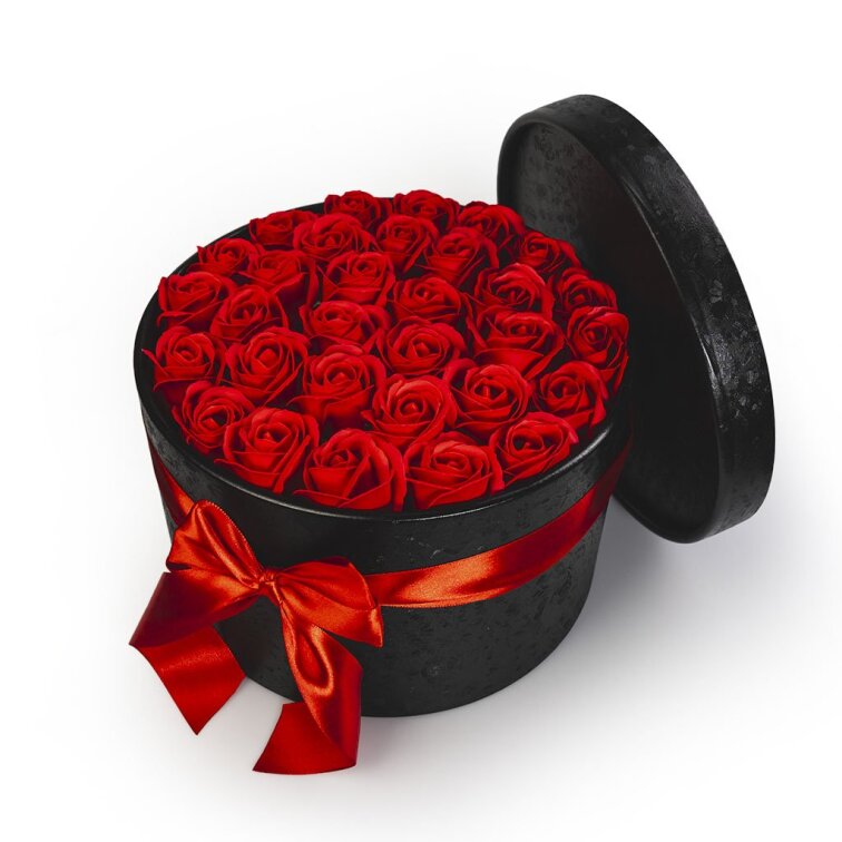 Červené mýdlové růže v černém flower boxu - 29 růží