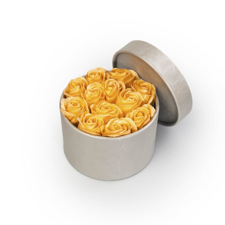 Mýdlové růže ve stříbrném flower boxu - broskvové růže