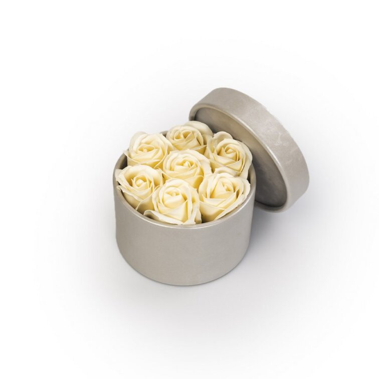 Mýdlové růže ve stříbrném flower boxu - krémové růže