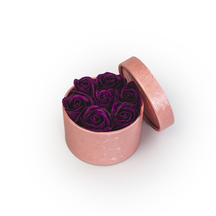 Mýdlové růže v růžovém flower boxu - tmavě fialové růže