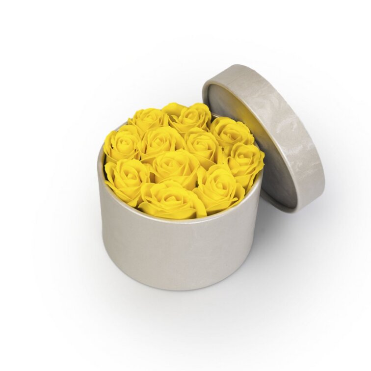 Mýdlové růže ve stříbrném flower boxu - žluté růže