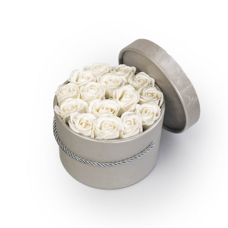 Mýdlové růže ve stříbrném flower boxu - bílé růže