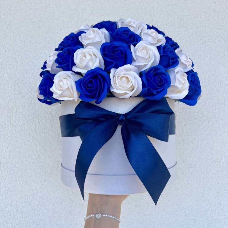 Flower box mýdlových růží - královsky modré / bílé DELUXE - 65 až 71 růží