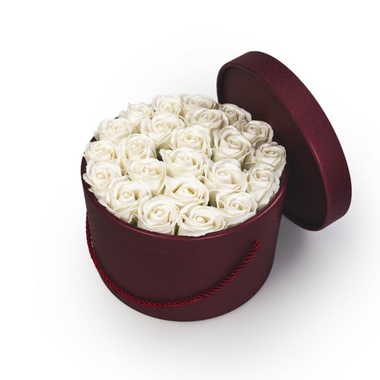 Mýdlové růže v bordó flower boxu - bílé růže