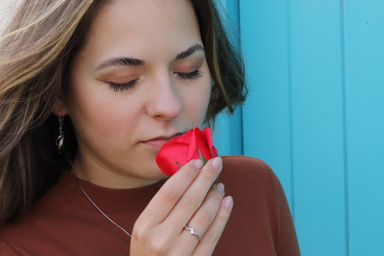 Mýdlové růže ve flower boxu khaki - bílé růže