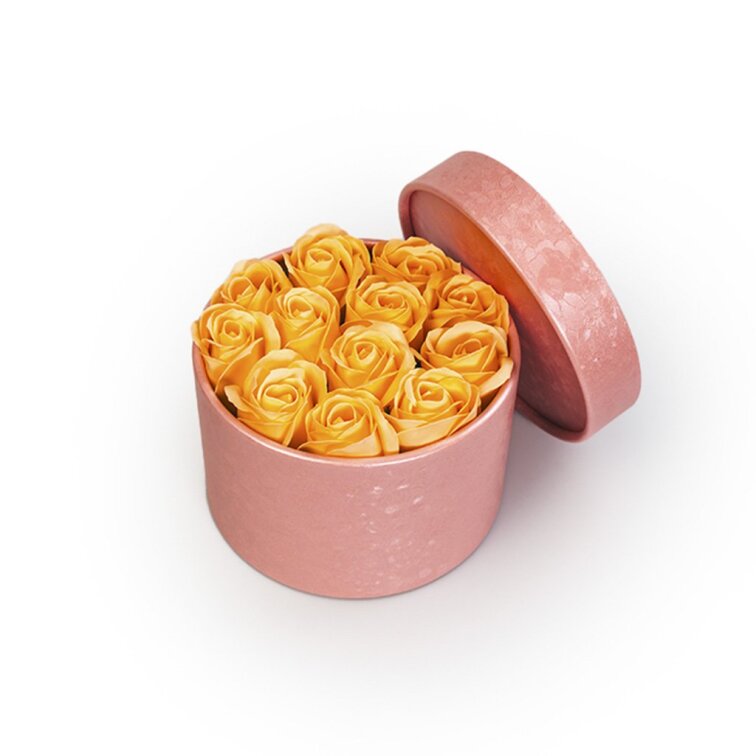 Mýdlové růže v růžovém flower boxu - broskvové růže