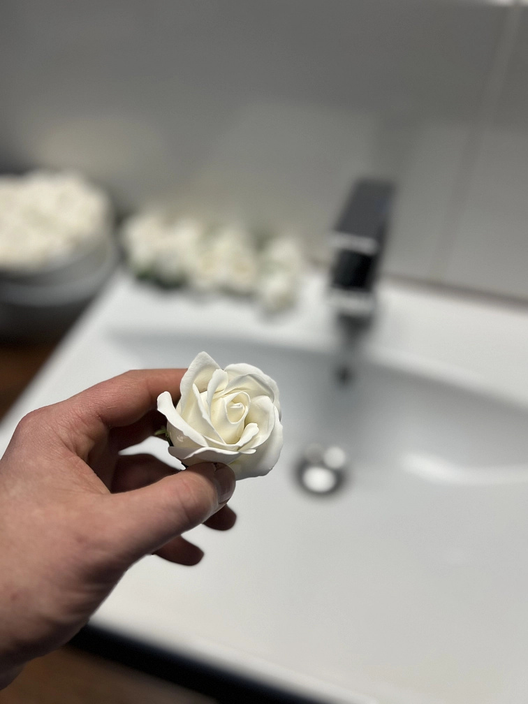 Mýdlové růže ve flower boxu khaki - bílé růže