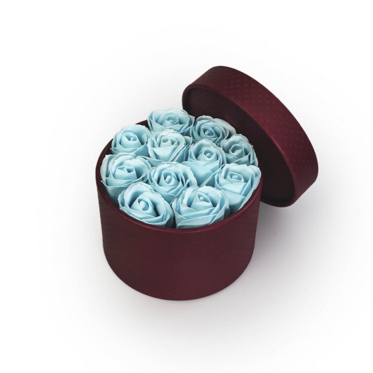 Mýdlové růže v bordó flower boxu - pastelově modré růže