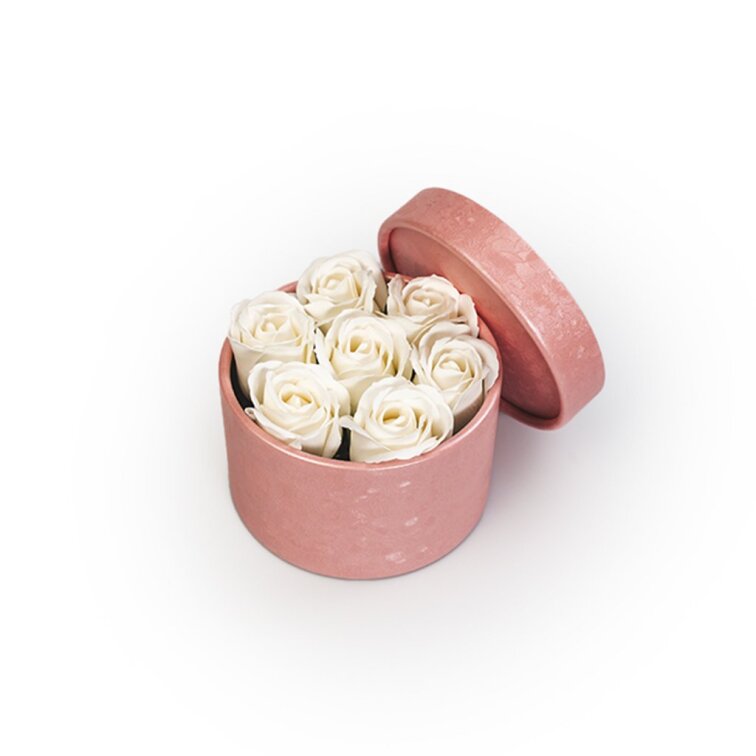 Mýdlové růže v růžovém flower boxu - bílé růže