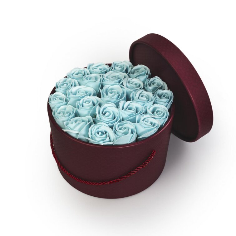 Mýdlové růže v bordó flower boxu - pastelově modré růže