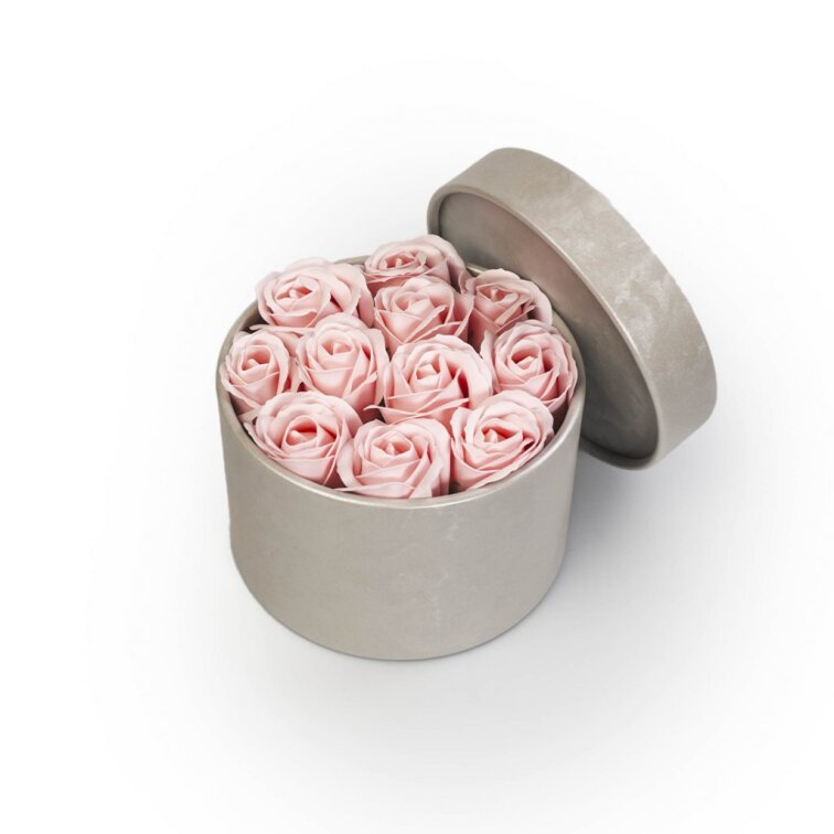 Mýdlové růže ve stříbrném flower boxu - pastelově růžové růže