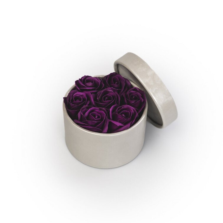 Mýdlové růže ve stříbrném flower boxu - tmavě fialové růže
