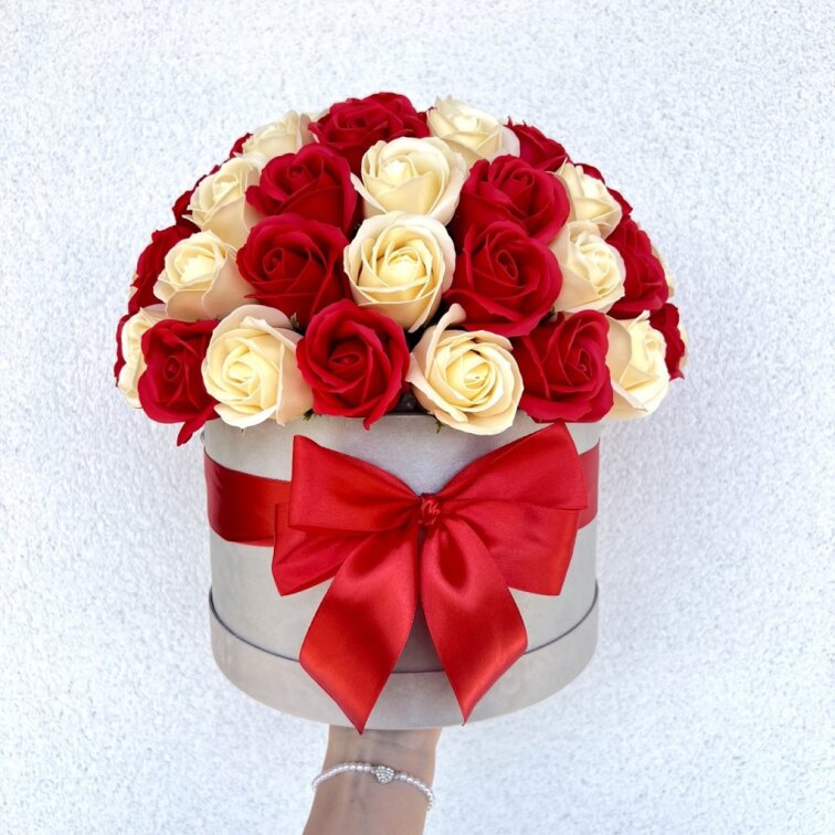 Flower box mýdlových růží - červené / krémové DELUXE - 65 až 71 růží