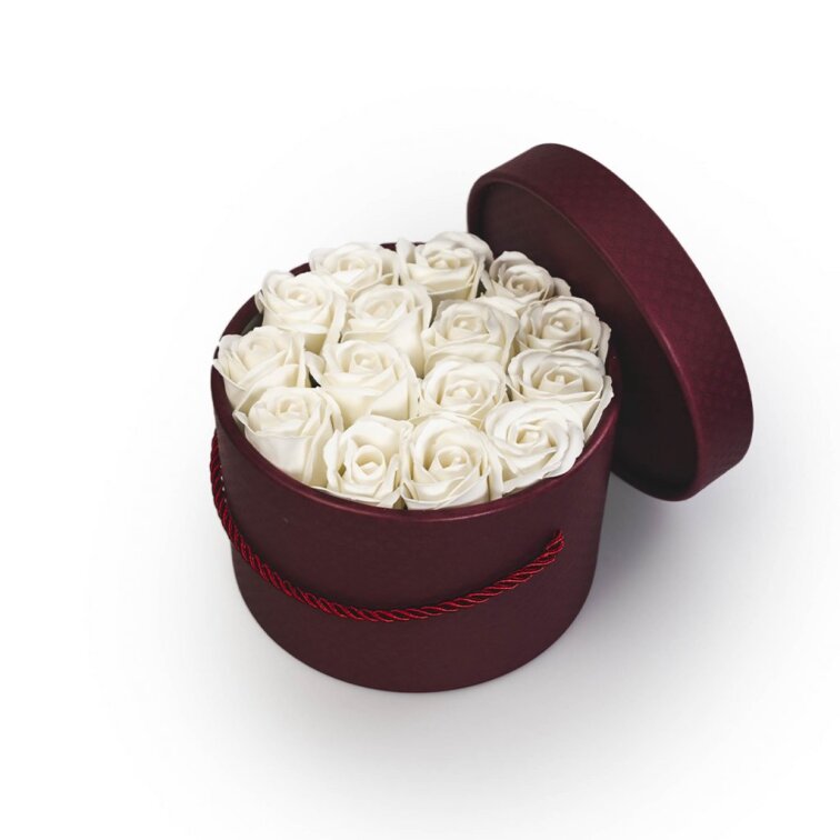 Mýdlové růže v bordó flower boxu - bílé růže